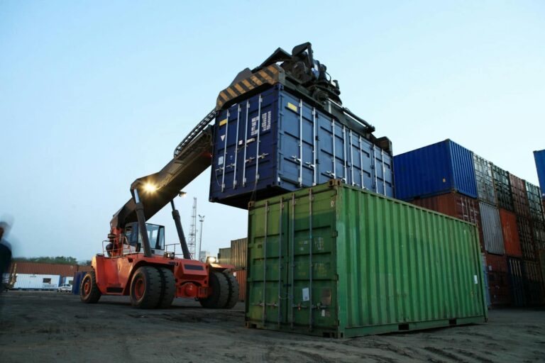 Read more about the article Jak transportować kontener morski 20 w sposób bezpieczny i efektywny?